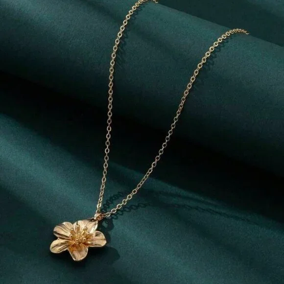 One Piece Flower Pendant Necklace - Picture 2 of 2